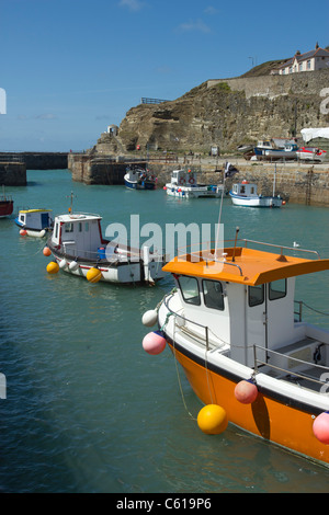 Angelboote/Fischerboote im Hafen von Portreath in der Nähe von Flut, Cornwall UK. Stockfoto