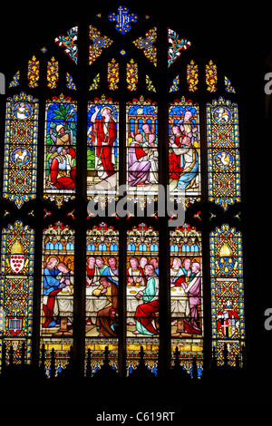 Buntglasfenster mit Darstellungen der Auferstehung, des Letzten Abendmahls und Wappen St. Lawrence's Church, Evesham, Worcestershire, UK im Juli Stockfoto