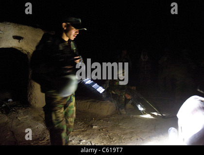 Ein afghanisches Nationalarmee-Kommando, unterstützt von U.S. Army Special Forces und Navy Robles mit Special Operations Task Force-South, inspiziert ein Motorrad in den frühen Morgenstunden einer Clearing-Operation im Khakrez-Distrikt, Provinz Kandahar, Afghanistan, 31. Mai 2011. Die Operation führte zur Entfernung von vier mutmaßlichen Aufständischen, sowie zur Ausbeutung von IED-Material und einer Waffenkontrolle. Das Kommando ist mit dem 3. Kommando der afghanischen Nationalarmee Kandak. (USA Armeefoto von Sgt. Daniel P. schüttelte/entließ) Stockfoto