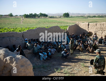 Afghanische Kommandos, unterstützt von US-Armee-Spezialeinheiten und Navy-Robben mit Special Operations Task Force-Süd, warten auf die Aufnahme einer schura während einer Clearing-Operation im Khakrez-Distrikt, Kandahar Provinz, Afghanistan, 31. Mai 2011. Die Operation führte zur Entfernung von vier mutmaßlichen Aufständischen, sowie zur Ausbeutung von IED-Material und einer Waffenkontrolle. Die Kommandos sind mit dem 3. Kommando der afghanischen Nationalarmee Kandak. (USA Armeefoto von Sgt. Daniel P. schüttelte/entließ) Stockfoto