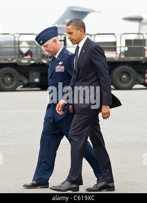 Präsident Barack Obama wird von Colonel Mark Camerer, 436th Airlift Wing Commander auf der Dover Air Force Base, Del., 9. August 2011 begleitet. Der Präsident kam nach Dover um Respekt zu 30 gefallenen US Servicemembers, sieben afghanische Soldaten und zivilen Dolmetscher an einen würdigen zu zahlen. (U.S. Air Force Photo/Roland Balik) Stockfoto