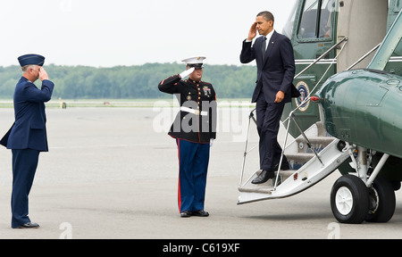 Kol. Mark Camerer, Kommandant der 436th Luftbrücke Flügel, grüßt Präsident Barack Obama, als er aus Marine One auf der Dover Air Force Base, Del., 9. August 2011 Schritte. Obama kam nach Dover um Respekt zu 30 gefallenen US Servicemembers, sieben afghanische Soldaten und zivilen Dolmetscher an einen würdigen zu zahlen. (U.S. Air Force Photo/Roland Balik) Stockfoto