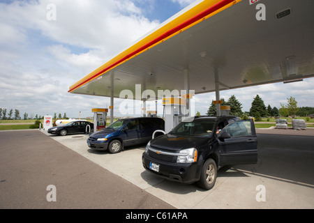 geparkten Autos tanken an Gas station Iowa Vereinigte Staaten von Amerika Stockfoto
