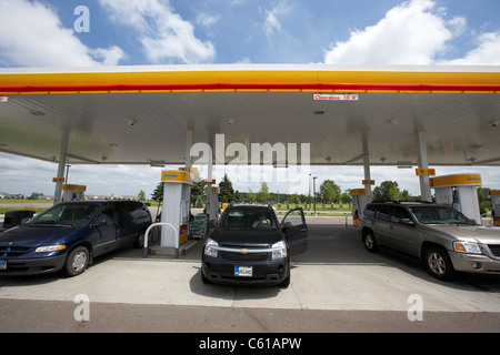 geparkten Autos tanken an Gas station Iowa Vereinigte Staaten von Amerika Stockfoto