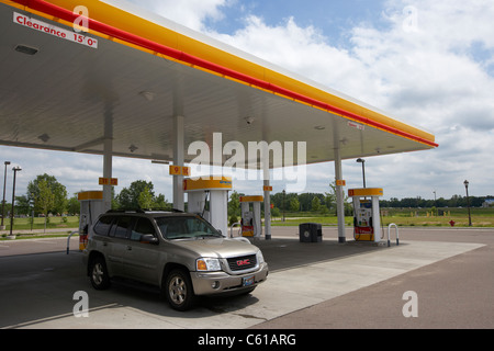 geparkten Autos tanken an Gas station Iowa Vereinigte Staaten von Amerika Stockfoto