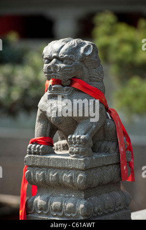 Kleinen steinernen Drachen Schnitzerei in den Jade Buddha Tempel, Shanghai, China Stockfoto