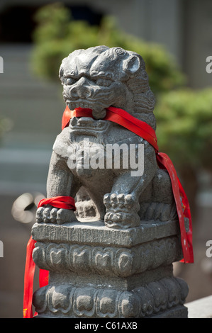 Kleinen steinernen Drachen Schnitzerei in den Jade Buddha Tempel, Shanghai, China Stockfoto