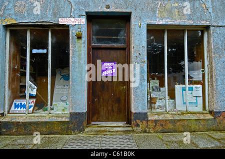 Der geschlossene Gemischtwarenladen in der walisischen Dorf von Mathry, Pembrokeshire, Wales. Stockfoto