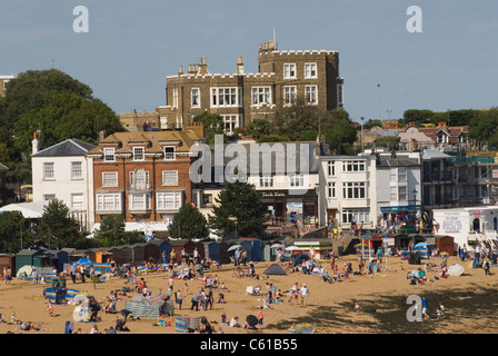 Charles Dickens Bleak House, Broadstairs Kent an der Fort Road über dem Viking Bay Beach. Hier schrieb Charles Dickens seinen Roman Bleak House. (Haus oben im Bild) 2011 2010er Jahre UK HOMER SYKES Stockfoto