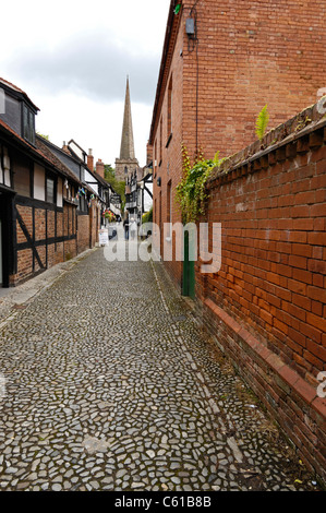 Gepflasterte Straße mit stark hängenden Fachwerkbauten in Ledbury, Herefordshire, England. Stockfoto