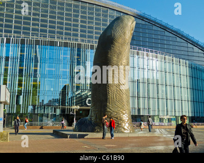 Paris, Frankreich, CNIT-Unternehmensgebäude im Geschäftszentrum La Défense, moderner Skulpturendaumen, Menschen aus der Glasarchitektur Stockfoto