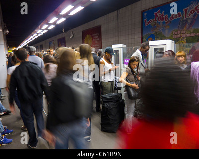 Paris, Frankreich, große Menschenmenge, die sich auf dem Bahnsteig der U-Bahn-Station La Défense Business Center bewegt, Pendlerzüge Stockfoto