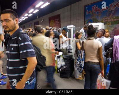 Paris, Frankreich, große Menschenmenge, Passagiere, die sich bewegen, städtische Öffentlichkeit auf dem Bahnsteig in der U-Bahn-Station „La Défense“ Business Center, paris Metro-Passagiere pendeln Stockfoto