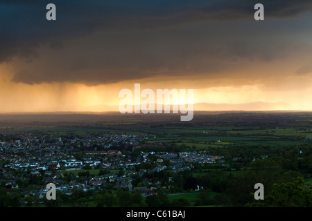 Die Aussicht vom Cleeve Hill - eine Sturm in der Abenddämmerung nähert sich Bishops Cleeve, Gloucestershire - The Malvern Hills sind sichtbar Stockfoto