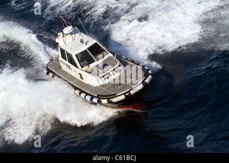 Pilot an der Seite des Schiffes Bootsfahrt entlang Küste des Mittelmeeres in der Nähe von Messina Sizilien. High-Speed-Sicherheit Marine Küstenwache Stockfoto