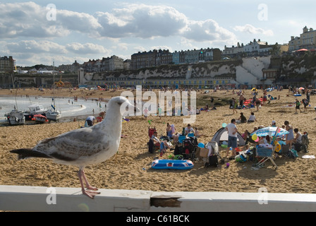 Britisches Strandresort. Broadstairs Kent Viking Bay Strandtouristen in ihren jährlichen Sommerferien. 2011 2010er Jahre HOMER SYKES Stockfoto