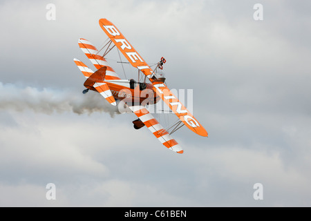 Boeing Stearman PT-17 Kaydet SE-Moor im Flug Traing Rauch am Netherthorpe Flugplatz Stockfoto