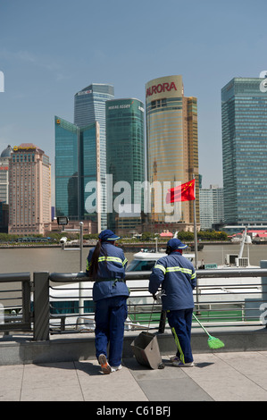 Zwei Kehrmaschinen genießen Sie den Blick auf Pudong, CBD von Shanghai über Huangpu Fluss vom Bund, Shanghai, China Stockfoto