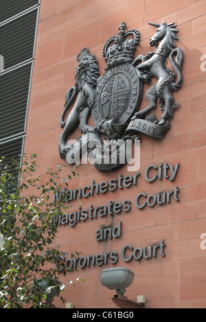 Das königliche Wappen außerhalb von Manchester City Magistrates Court und Leichenbeschauer Gericht, Manchester, England. Stockfoto