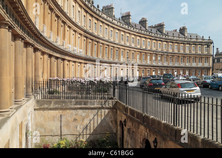 Blick entlang der Häuser in The Circus, das schöne & historischen georgianischen Viertel von Bath, Somerset, England. Stockfoto