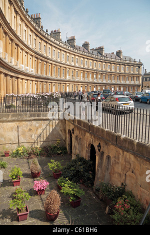 Blick entlang der Häuser in The Circus, das schöne & historischen georgianischen Viertel von Bath, Somerset, England. Stockfoto