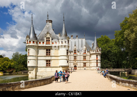 Das Loire-Schloss in Azay le Rideau, Indre et Loire-Tal, Frankreich, Europa mit Touristen im Sommer Sehenswürdigkeiten Stockfoto