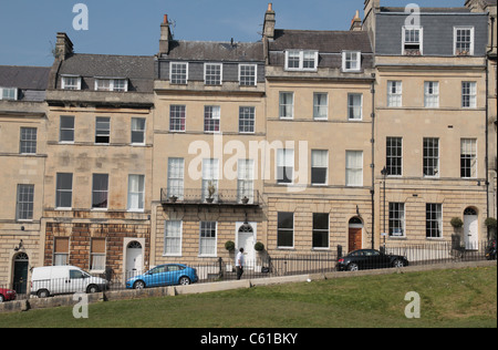 Zeile Reihenhäuser gebaut auf einem Hügel namens Marlborough Gebäuden, in der Nähe des Royal Crescent in Bath, Somerset, England. Stockfoto