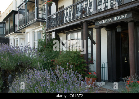 Dickens House Museum, Broadstairs. Dieses Cottage war zum Teil Charles Dickens Inspiration für das Haus von Betsey Trotwood in David Copperfield. Kent England 2011 2010er Jahre Großbritannien. HOMER SYKES Stockfoto