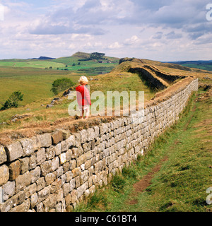 Ein kleiner Junge, der Hadrians Wall in Steel Rigg, Northumberland, erkundet. NB Bild Nr. 2F4N5MB zeigt seinen Sohn an der gleichen Stelle im gleichen Alter 31 Jahre später. Stockfoto