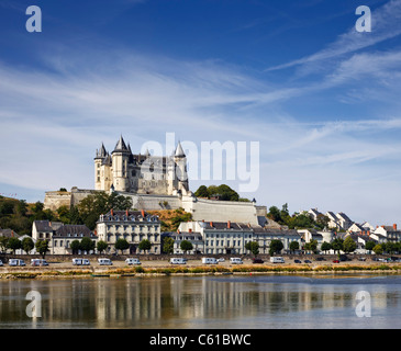 Loire Tal und den Fluss Loire Saumur, Frankreich - Chateau auf dem Fluss, Maine et Loire, Frankreich, Europa