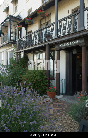 Dickens House Museum, Broadstairs. Dieses Cottage war zum Teil Charles Dickens Inspiration für das Haus von Betsey Trotwood in David Copperfield. Kent England 2011 2010er Jahre Großbritannien. HOMER SYKES Stockfoto