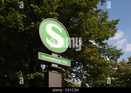 S-Bahn Station Zeichen für Brandenburger Tor in Berlin, Deutschland. Stockfoto