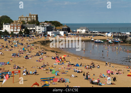 Charles Dickens Bleak House Viking Bay Beach Broadstairs Kent Bleak House (oberes Bild) an der Fort Road, wo Charles Dickens seinen Roman Bleak House HOMER SYKES aus den 2010er Jahren schrieb Stockfoto