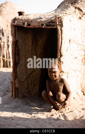 Ein fröhlicher kleiner Himba junge. Purros, nördlichen Kaokoland, Kaokoveld, Namibia. Stockfoto