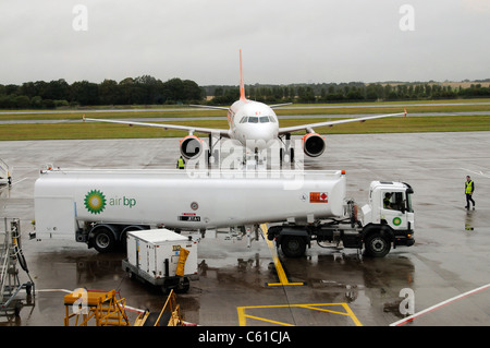 Boden zu unterstützen, Dienst Air BP Luftfahrt Kraftstoff LKW und einem Easyjet Airbus auf der Rollbahn am Flughafen Edinburgh Schottland Stockfoto