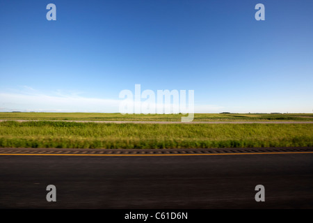 Fahrt entlang der Autobahn durch flache Ackerland North Dakota Usa zu öffnen Stockfoto