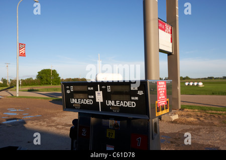 Zapfsäulen an Landwirte union Öl Firma Benzin und Diesel Station im ländlichen Michigan North Dakota usa Stockfoto