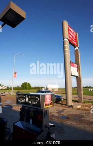 Zapfsäulen an Landwirte union Öl Firma Benzin und Diesel Station im ländlichen Michigan North Dakota usa Stockfoto