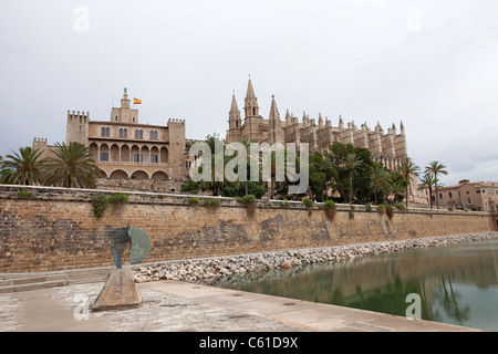 Reich verzierte Innenraum der Palma Mallorca Basilika, großen Bogen mit Nischen von wunderschönen Schnitzereien und Skulpturen zeigen. Stockfoto