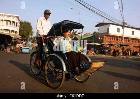 Kambodschanische Dreirad Passagier Rikscha auf den trägt Frau Pkw vom Markt in Phnom Penh Stockfoto