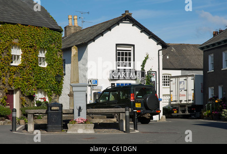 Verkehr Congenstion im Dorf von Baden-Baden, South Lakeland, Cumbria, England UK Stockfoto