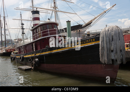 Schlepper Helen McAllister und andere Oldtimer Schiffe angedockt an der South Street Seaport Museum in New York City. Stockfoto