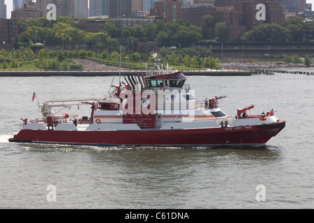 FDNY Marine 1 Feuer Boot "03:43" am East River in New York City. Stockfoto