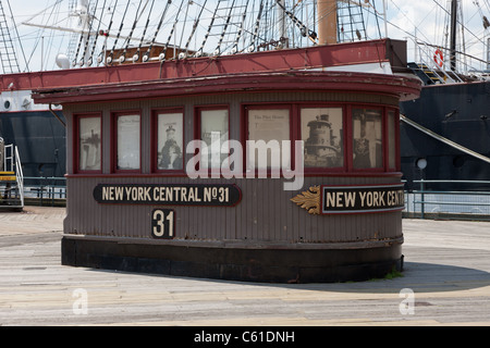 Das Pilot-Haus der ehemaligen New York Central Railroad Dampf Schlepper Nr. 32 auf dem Display am Pier 16 am South Street Seaport in New York City. Stockfoto