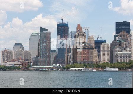 Die steigenden One World Trade Center (Freedom Tower) und unteren Skyline von Manhattan in New York CIty. Stockfoto