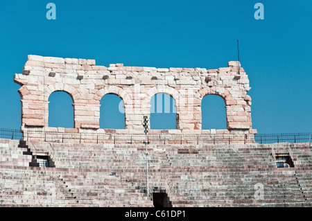 Letzten verbliebenen Kalksteinwand Außenring im Roman Amphitheater, Verona Italien Stockfoto
