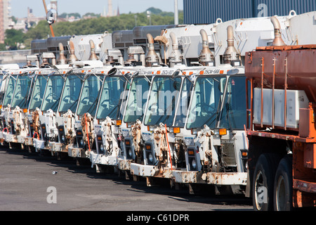 New York City Department of Sanitation Müllabfuhr und andere Geräte in der Anlage auf Bloomfield Straße. Stockfoto