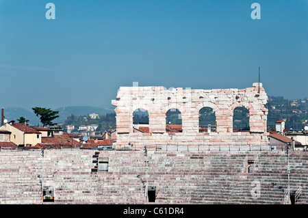 Letzten verbliebenen Kalksteinwand Außenring im Roman Amphitheater, Verona Italien Stockfoto