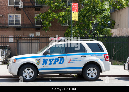 Ein 2009 Ford Escape Hybrid-Auto von der NYPD Traffic Enforcement Division verwendet parkten auf einer Stadtstraße in New York City. Stockfoto