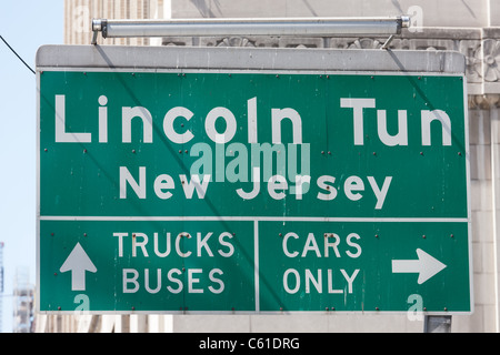 Melden Sie Regie LKW, Busse und Autos auf die richtige Spur für den Eintritt in den Lincoln-Tunnel in New York City. Stockfoto